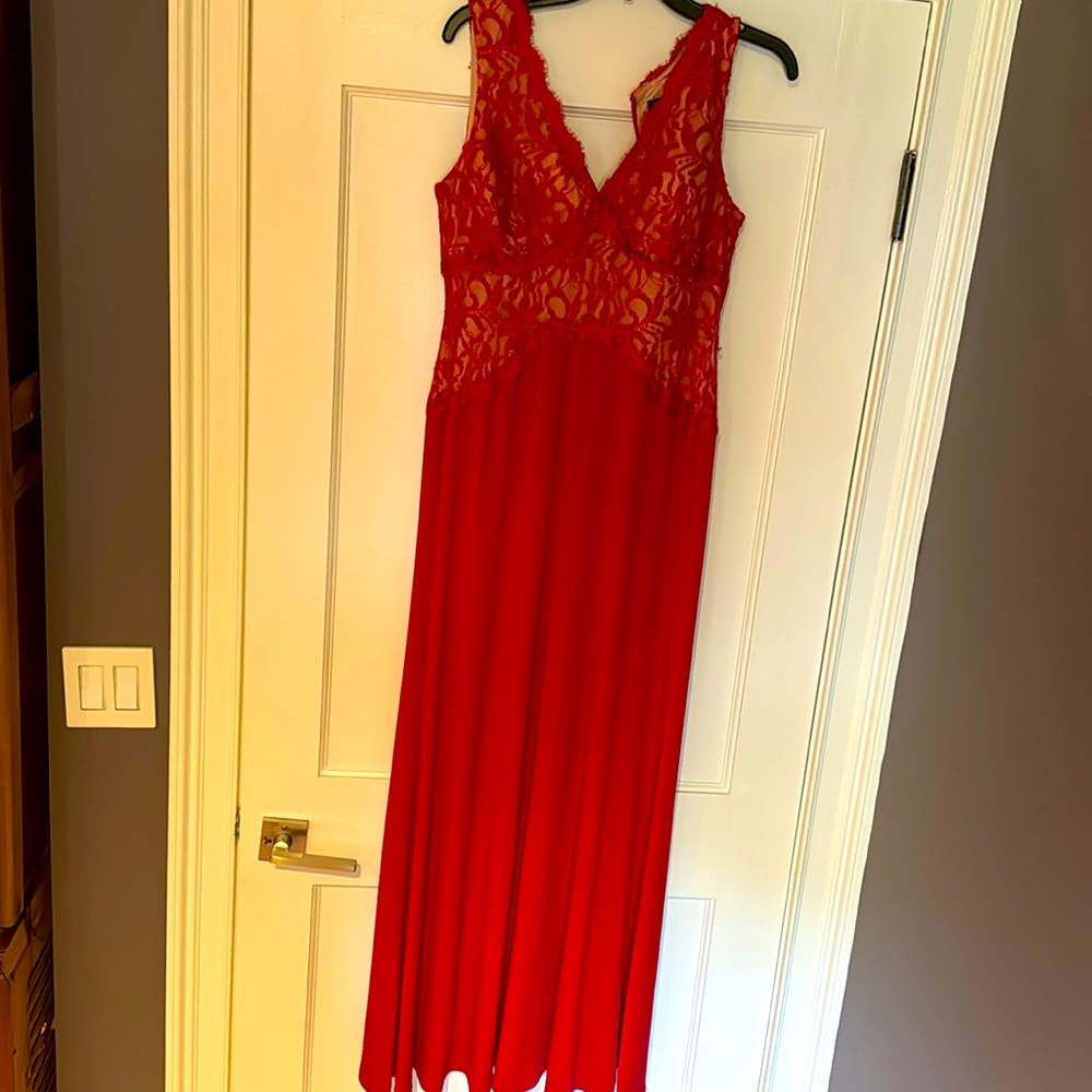 Sangria lace and jersey gown